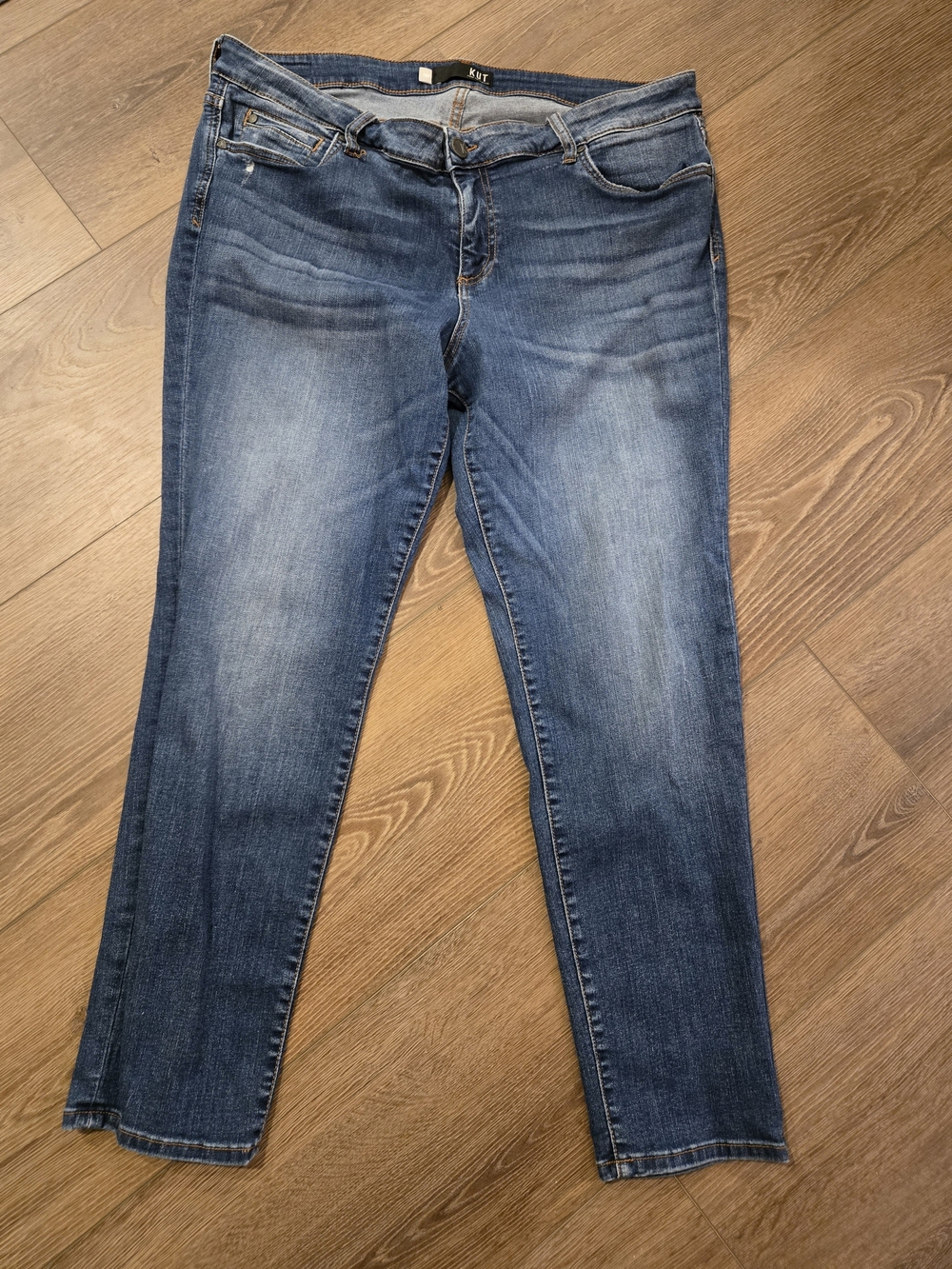Kut from the Kloth Skinny Jeans in Faded Blue Wash